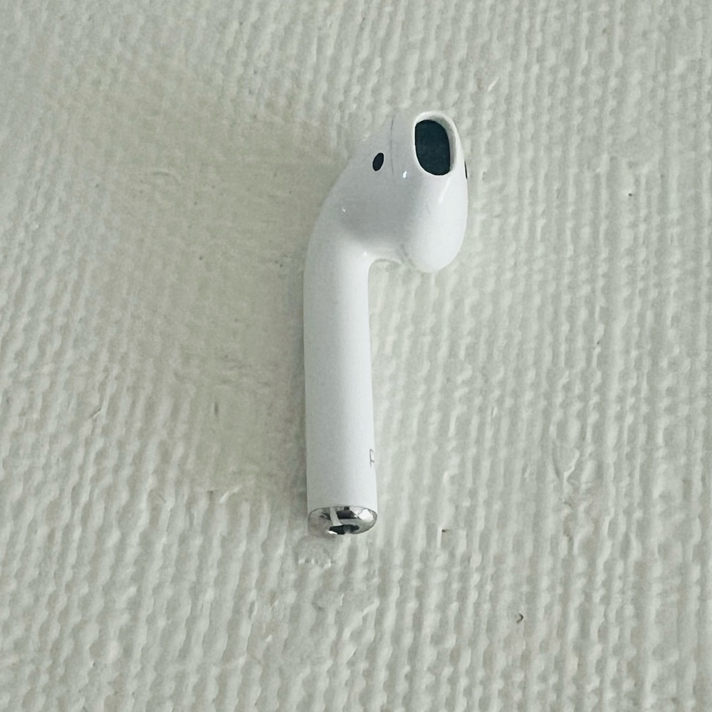 Apple AirPod Wireless 2nd Generation Earbud in White - Right Side (A2032)